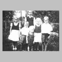 094-0103 Die Kinder der Adomeits im Garten in Schirrau. Erwin, der aelteste, war schon im Krieg.jpg
